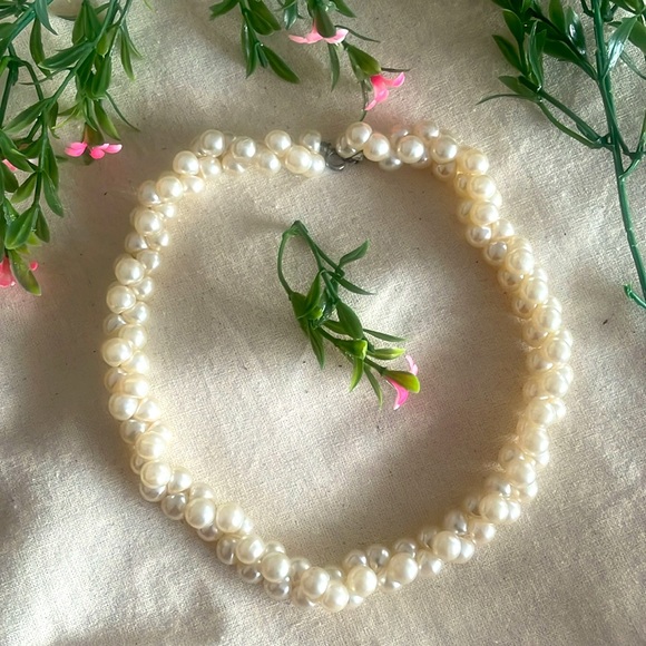 VINTAGE CHIC Faux Pearl Choker 1050’s 🔥 - Picture 3 of 16